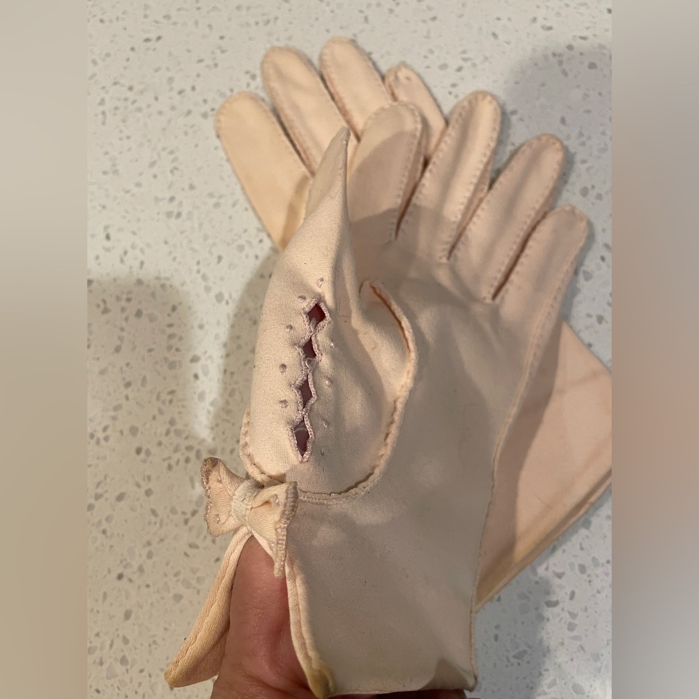 Authentic Vintage 1952 Christian Dior Shalimar Gloves | Pale Pink Leather with B - Picture 14 of 16